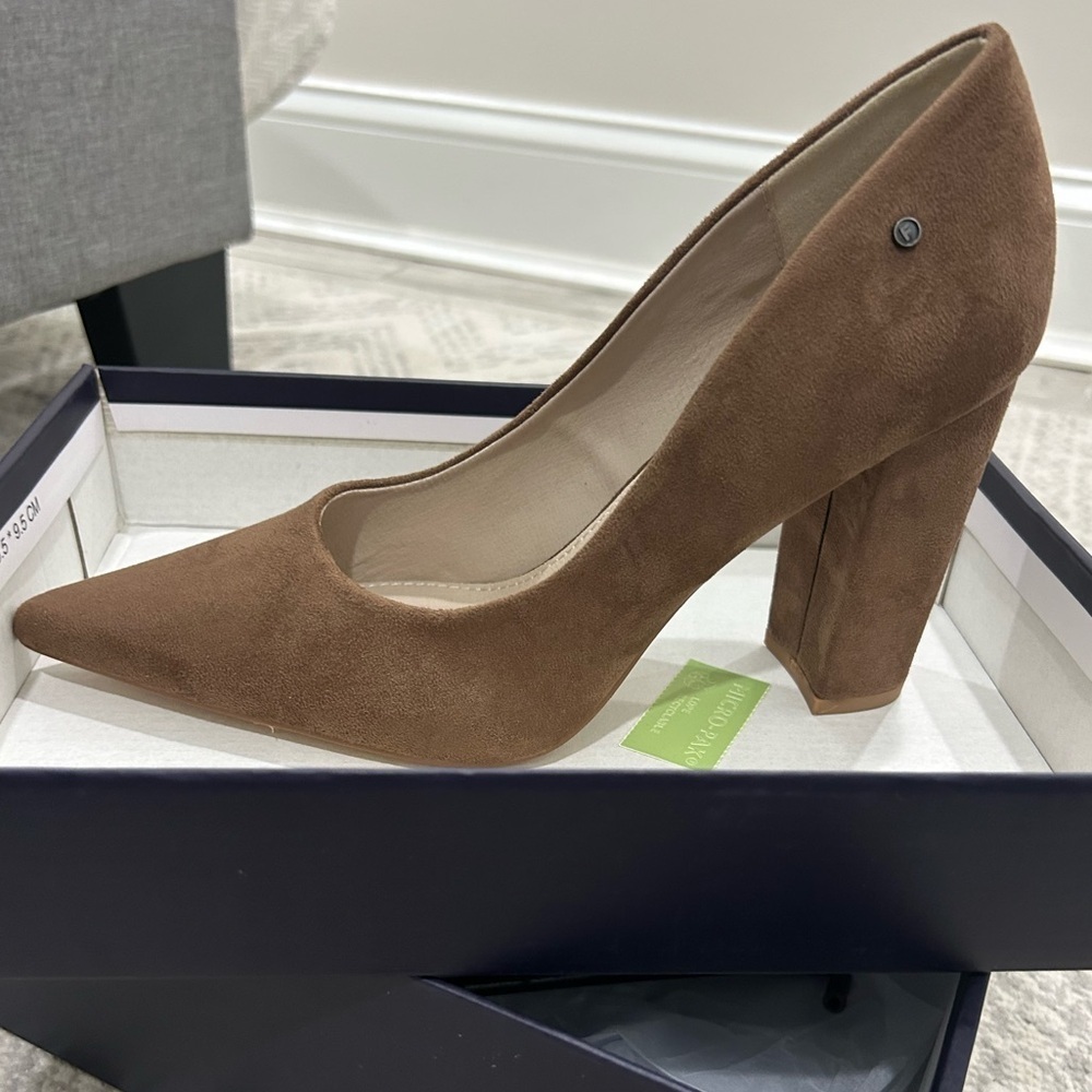 New In Box French Connection Pointed Toe Suede Heels - Picture 2 of 5